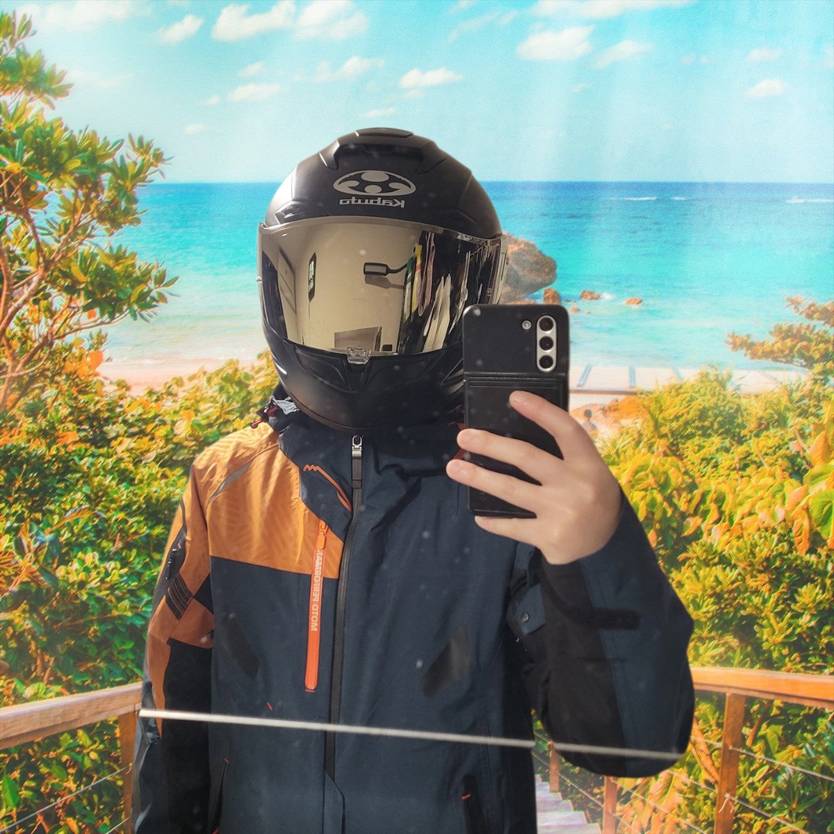 Proto_Mask's tweet image. OGKカブト フラッグシップモデル F17を購入しました。ついでにミラーシールドも。
ガチSSタイプのフルフェイスは初めてですが、
まず見てくださいこのボデー！(ジャパネット高田社長感)
実店舗で買ったんで6万円。タカスギィ！
て、でも良い買い物したから⋯
 #背景が絶望的に合ってない