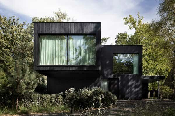 Une « cabane dans les bois » contemporaine : le nouveau bois noir Kebony habille le studio de Maison Tricot - <a href="/KebonyWood/">KebonyWood</a> buff.ly/SprK7ok #bois #architecture #design #studio