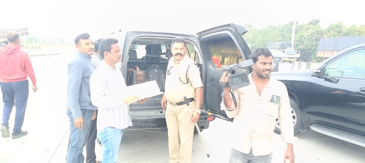 Tarunkethireddy's tweet image. ఖమ్మంలో ముఖ్యమంత్రి రేవంత్ రెడ్డి వాహనాన్ని తనిఖీ చేసిన ఎన్నికల అధికారులు, పోలీసులు 

మోడల్ కోడ్  ఆఫ్ కండక్ట్ అమల్లో ఉన్న నేపథ్యంలో తనిఖీలు 

హెలికాప్టర్ లో రేపు కొత్తగూడెంకి సీఎం, ఒకరోజు ముందుగానే కొత్తగూడెంకి ముఖ్యమంత్రి కాన్వాయ్