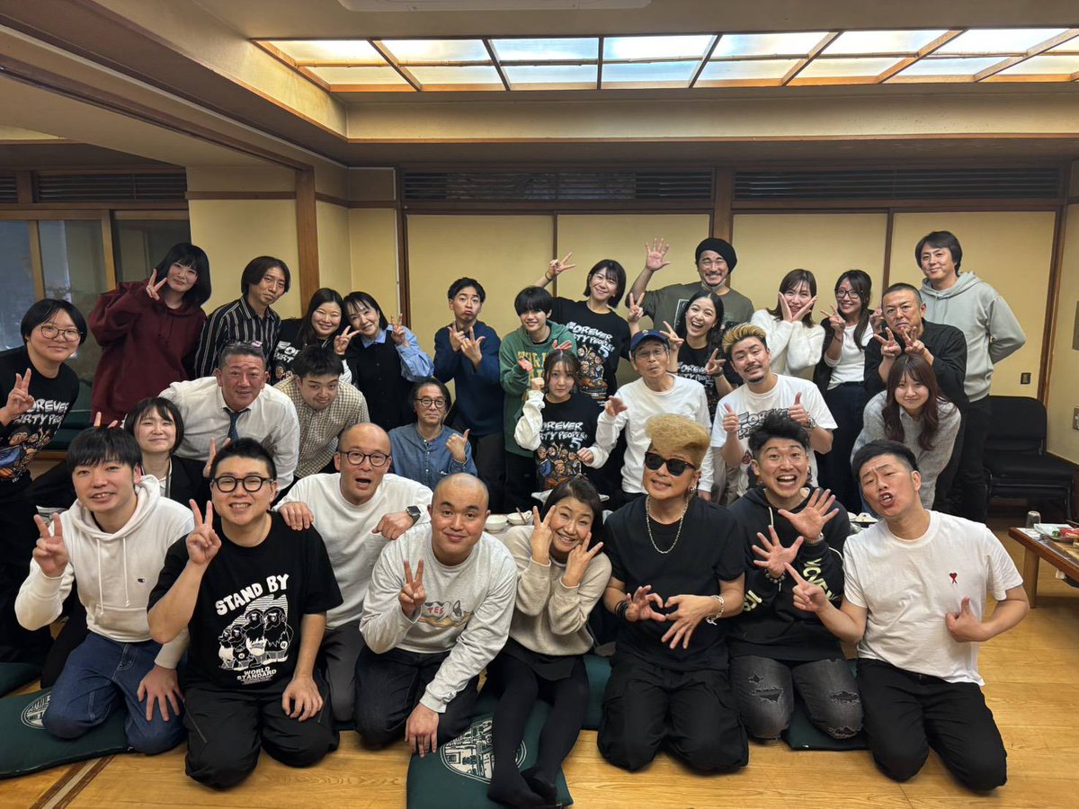 kanpeitter's tweet image. 昨日、今日誕生日を迎えた方おめでとうございます、ハッピーバースデーおめでとう～🎉。昨日はレイチェルのイベントでした、ゲストの氣志團の綾小路翔君に杖を持たせ、かい～のをさせてもらいました、ウヒハ。