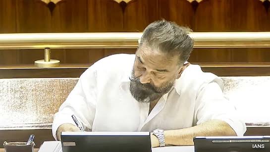 iammoviebuff007's tweet image. Q: How do you feel when you go to Rajyasabha as an MP..❓

#Kamalhaasan: When I went and signed, My father and mother came to my mind..❣️ I was a school dropout and my mother always scolded me saying that i should&apos;ve at least passed SSLC to work in a government job.. After 70,…