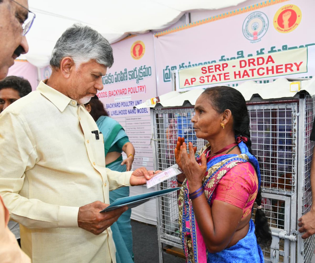 JaiTDP's tweet image. ఏలూరు జిల్లా, ఉంగుటూరు నియోజకవర్గం, గోపీనాథపట్నంలో పేదల సేవలో కార్యక్రమంలో ముఖ్యమంత్రి చంద్రబాబు నాయుడు గారు పాల్గొన్నారు. లబ్ధిదారులకు పింఛన్ల పంపిణీ అనంతరం ప్రజావేదిక వద్ద ఏర్పాటు చేసిన స్టాళ్లను సందర్శించారు. అనంతరం ప్రజలను ఉద్దేశించి ముఖ్యమంత్రి ప్రసంగించారు.
#పేదలసేవలో…