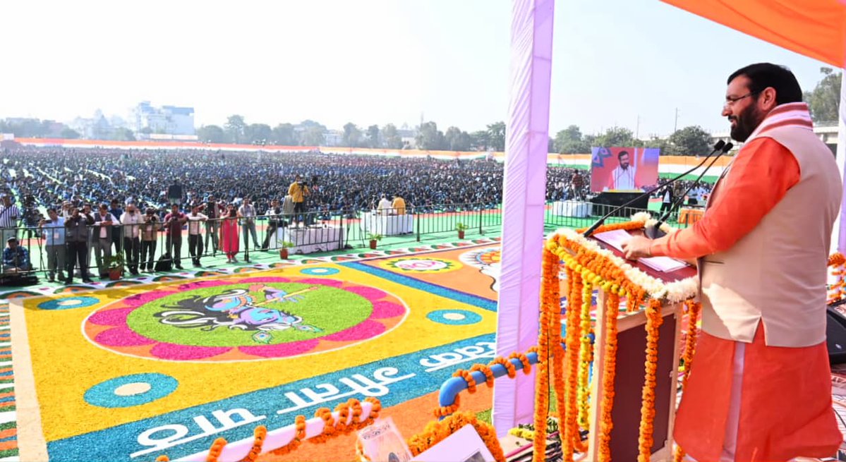 21 हजार विद्यार्थियों द्वारा किए गए वैश्विक गीता पाठ के लिए मैं सभी का हृदय से आभार प्रकट करता हूँ ! 
 
धर्मक्षेत्र कुरुक्षेत्र में श्लोकों के वैश्विक उच्चारण के इस दिव्य अवसर पर उपस्थित गीता मनीषी स्वामी ज्ञानानंद जी महाराज एवं योगऋषि पूज्य स्वामी रामदेव जी समेत सभी गणमान्य
