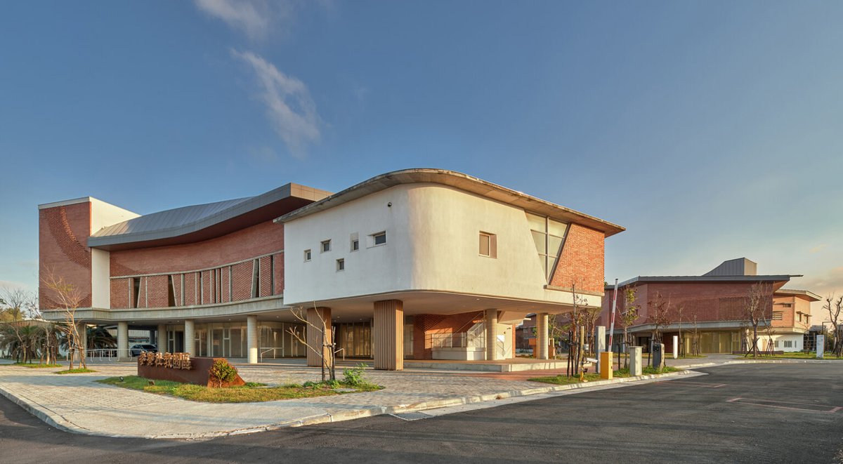 Arch2O_magazine's tweet image. bit.ly/4jHoCKL
Mailiao Community Education Park | Zoom Design Atelier
#architecture, #design, #architecturephotography, #architectureporn, #arch2o, #arch2omagazine, #conceptdesign, #sustainablearchitecture, #interiordesign, #interiorarchitecture, #construction