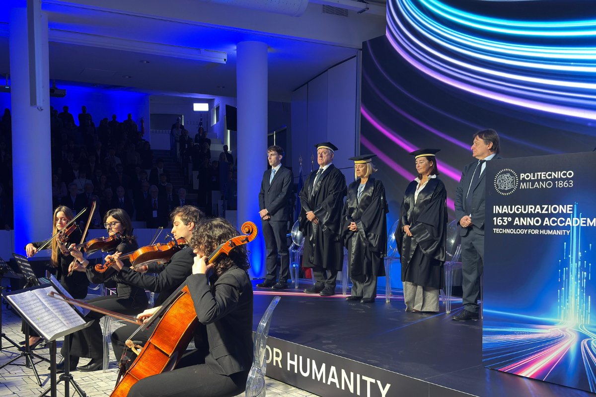#Polimiinaugurazione: il quartetto d’archi di Polifonia, l’associazione degli studenti <a href="/polimi/">Politecnico di Milano</a> dedicata alla musica apre la cerimonia eseguendo gli inni italiano ed europeo.
