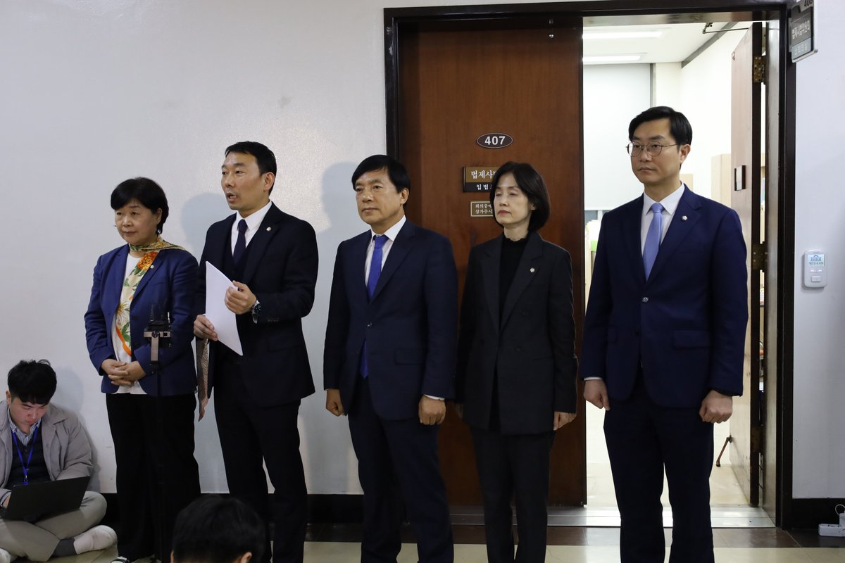 [국회 법제사법위원회 1소위원회]

국회 법제사법위원회 제1소위원회가 열렸습니다.

오늘 소위에서는 '내란전담재판부 및 내란영장전담재판부 설치법'과 '법 왜곡죄 신설법'이 통과되었습니다.