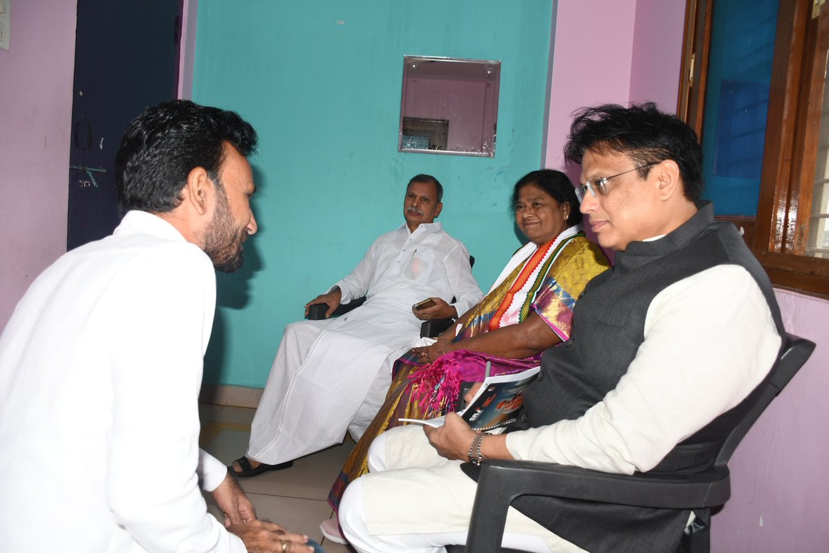 ajaydharamsingh's tweet image. ಆಂಧ್ರ ಪ್ರದೇಶ್ ರಾಜ್ಯದ ಹಿಂದಪುರಂ ಜಿಲ್ಲೆಯ ಪೇನುಕೊಂಡ ಹಾಗೂ ಧರ್ಮಾವರಂ ಪಟ್ಟಣದಲ್ಲಿ ಆಯೋಜಿಸಲಾಗಿದ್ದ ಸಂಘಟನ್‌ ಸೃಜನ್‌ ಅಭಿಯಾನ ದಲ್ಲಿ ಸಕ್ರಿಯವಾಗಿ ಪಾಲ್ಗೊಳ್ಳಲಾಯಿತು. ಈ ಮಹತ್ವದ ಅಭಿಯಾನದ ಭಾಗವಾಗಿ, ಜಿಲ್ಲಾ ಮಟ್ಟದ  ಸಭೆಯನ್ನು ಉದ್ದೇಶಿಸಿ ಮಾತನಾಡಲಾಯಿತು.
ಸಂಘಟನೆಯ ಬಲವರ್ಧನೆ ಮತ್ತು ಪಕ್ಷದ ರಚನಾತ್ಮಕ ಕಾರ್ಯಗಳ ಕುರಿತು ಪ್ರಮುಖ…