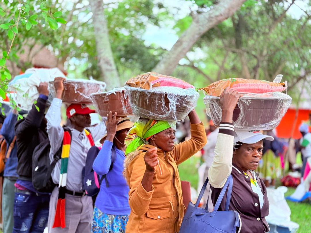 keke_rusambo's tweet image. Strengthening lives and community structures! President Mnangagwa pledges support for Masvingo’s growth while celebrating the spirit of giving. #ZimbabweDevelopment #Masvingo