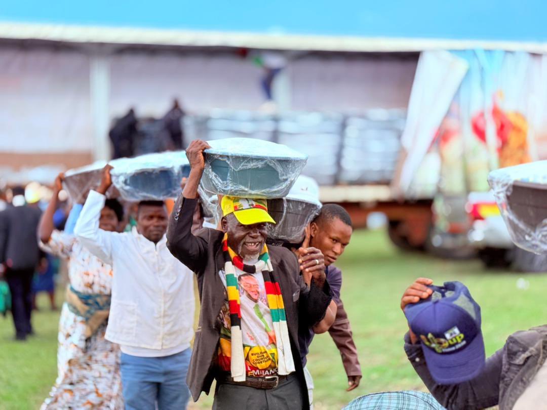 keke_rusambo's tweet image. Strengthening lives and community structures! President Mnangagwa pledges support for Masvingo’s growth while celebrating the spirit of giving. #ZimbabweDevelopment #Masvingo