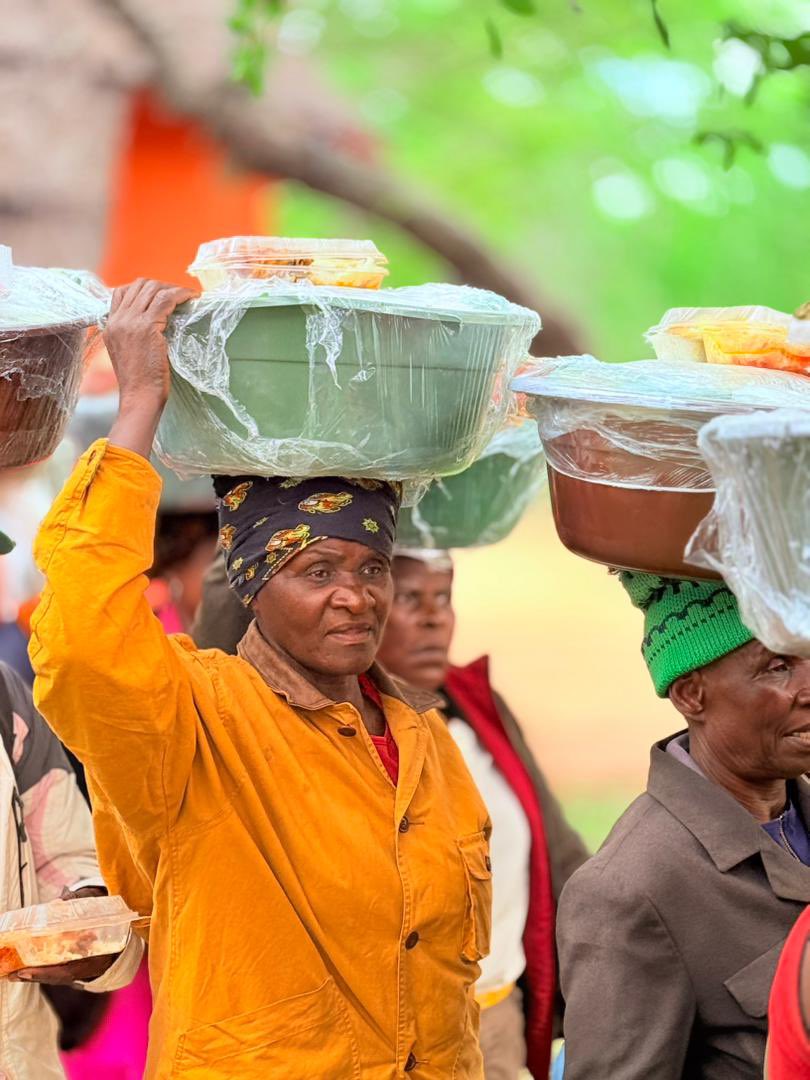 keke_rusambo's tweet image. Strengthening lives and community structures! President Mnangagwa pledges support for Masvingo’s growth while celebrating the spirit of giving. #ZimbabweDevelopment #Masvingo