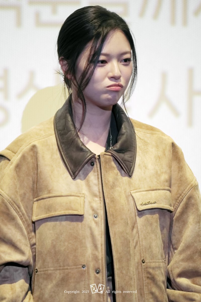 251020 &lt;ONE IN A MILL10N&gt; CGV 무대인사 HQ

가을이 가는게 아쉬워서 10년이 지나도 여전히 예쁘고 멋있고 또 귀여웠던 가을가을 했던 정연이 

겨울의 정연이도 여전히 예쁘고 멋있고 또 귀엽겠지 😍🥰

모두들 얼마 안남은 2025년 알차게 보내세요!!!

#원인어밀리언 #ONEINAMILL10N 
#트와이스