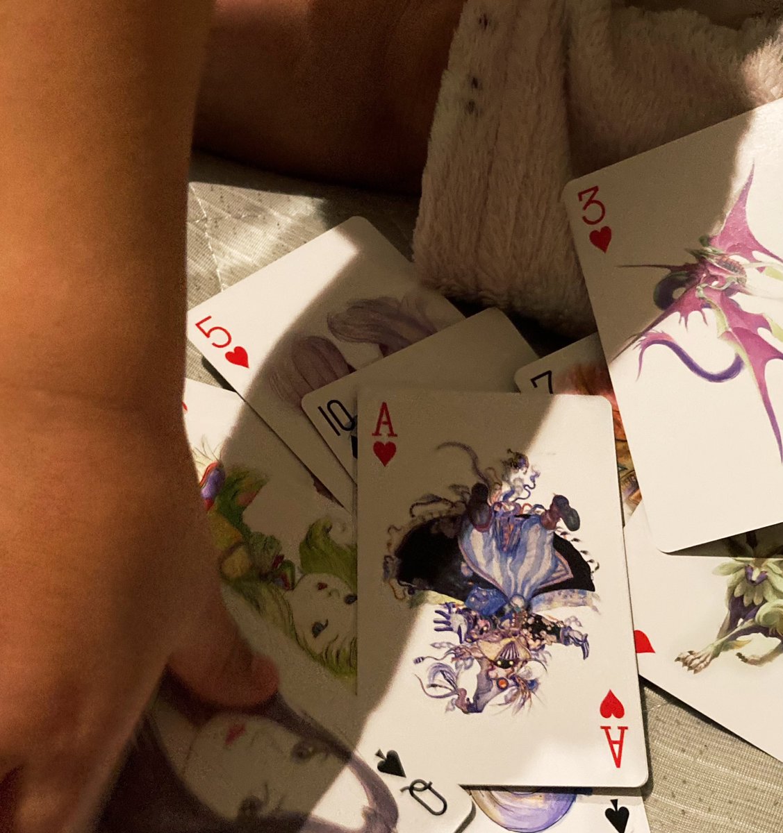 娘ちゃんと早速トランプ！ 全部絵が違う、やばいこれ買うのマジで