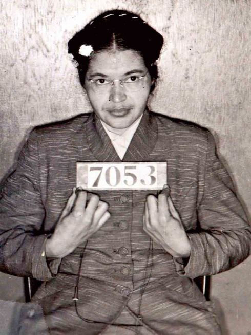 outsidersesp's tweet photo. El 1 de diciembre de 1955, en Montgomery (Alabama), Rosa Parks, una costurera negra de 42 años, tomó el autobús para volver a casa y se sentó en la zona central del vehículo.

Cuando subió un hombre blanco, las leyes de segregación obligaban a Parks a cederle el asiento. Ella se negó. El conductor la amenazó con llamar a la policía y, ante su firme negativa, varios agentes subieron al autobús y la detuvieron.

Aquel gesto sencillo se convirtió en un desafío directo al sistema de segregación racial y desencadenó un movimiento que, un año después, llevó al Tribunal Supremo de Estados Unidos a declarar inconstitucional la segregación en el transporte público.

A veces basta un acto de dignidad para empezar a cambiar la historia.