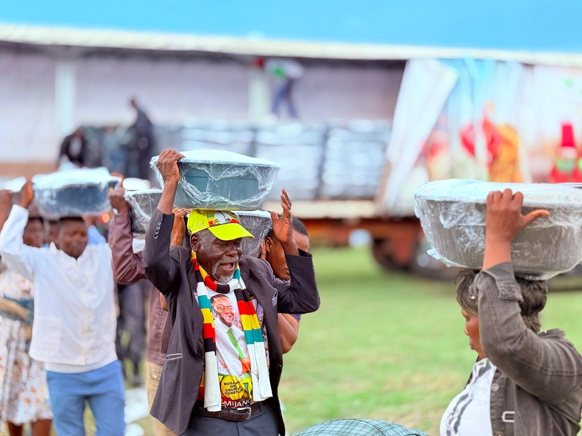 cdrmuchadura's tweet image. Strengthening lives and community structures! President Mnangagwa pledges support for Masvingo’s growth while celebrating the spirit of giving. #ZimbabweDevelopment #Masvingo