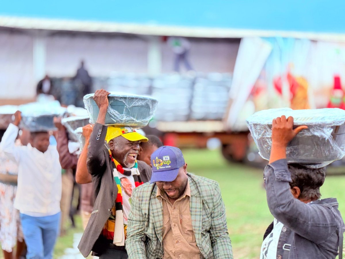 cdrmuchadura's tweet image. Strengthening lives and community structures! President Mnangagwa pledges support for Masvingo’s growth while celebrating the spirit of giving. #ZimbabweDevelopment #Masvingo