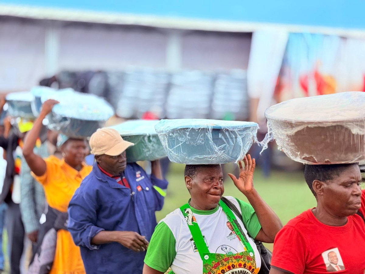 cdrmuchadura's tweet image. Strengthening lives and community structures! President Mnangagwa pledges support for Masvingo’s growth while celebrating the spirit of giving. #ZimbabweDevelopment #Masvingo