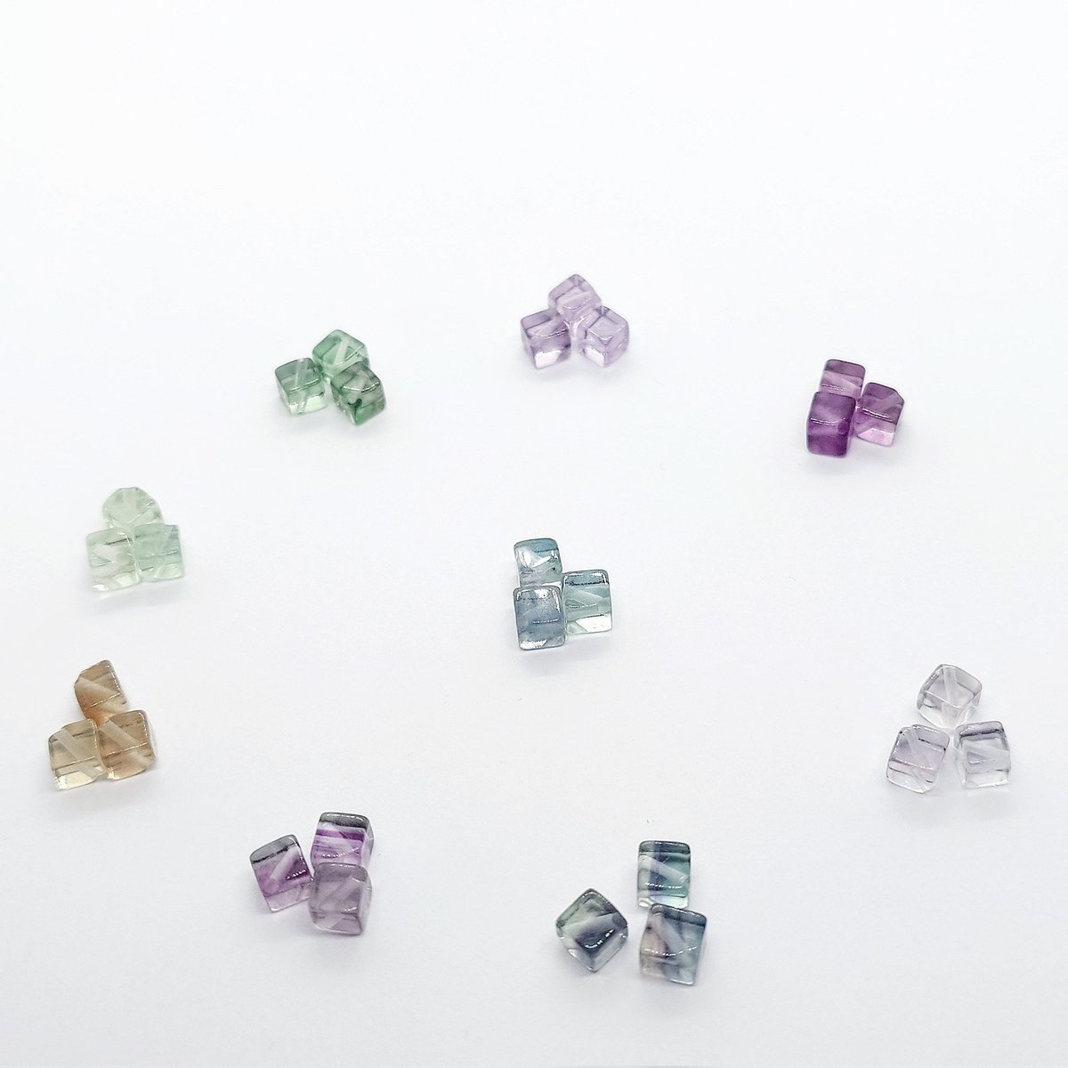 ◆カラーが選べる◆
フローライトのイヤーカフ

透明感のあるフローライト。
さり気なく揺れるキューブがおしゃれ✨

濃い紫が人気です✨
推し活アイテムとしてもオススメです😊

#ハンドメイド
#フローライト
#推し活

◎minne
minne.com/items/36167305

◎メルカリ
mercari.com/jp/u/836569048/