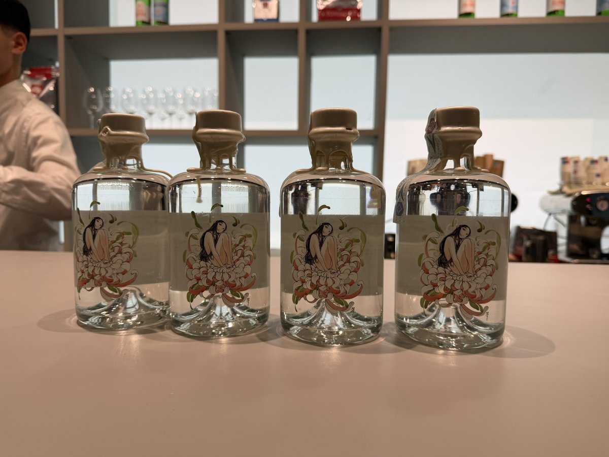 peachmomoko60's tweet image. 今日はミラノでバーテンダーになります。「ほの花」という名前のジンを作りました。菊の花の香りがしてさっぱりと透き通った味がします。