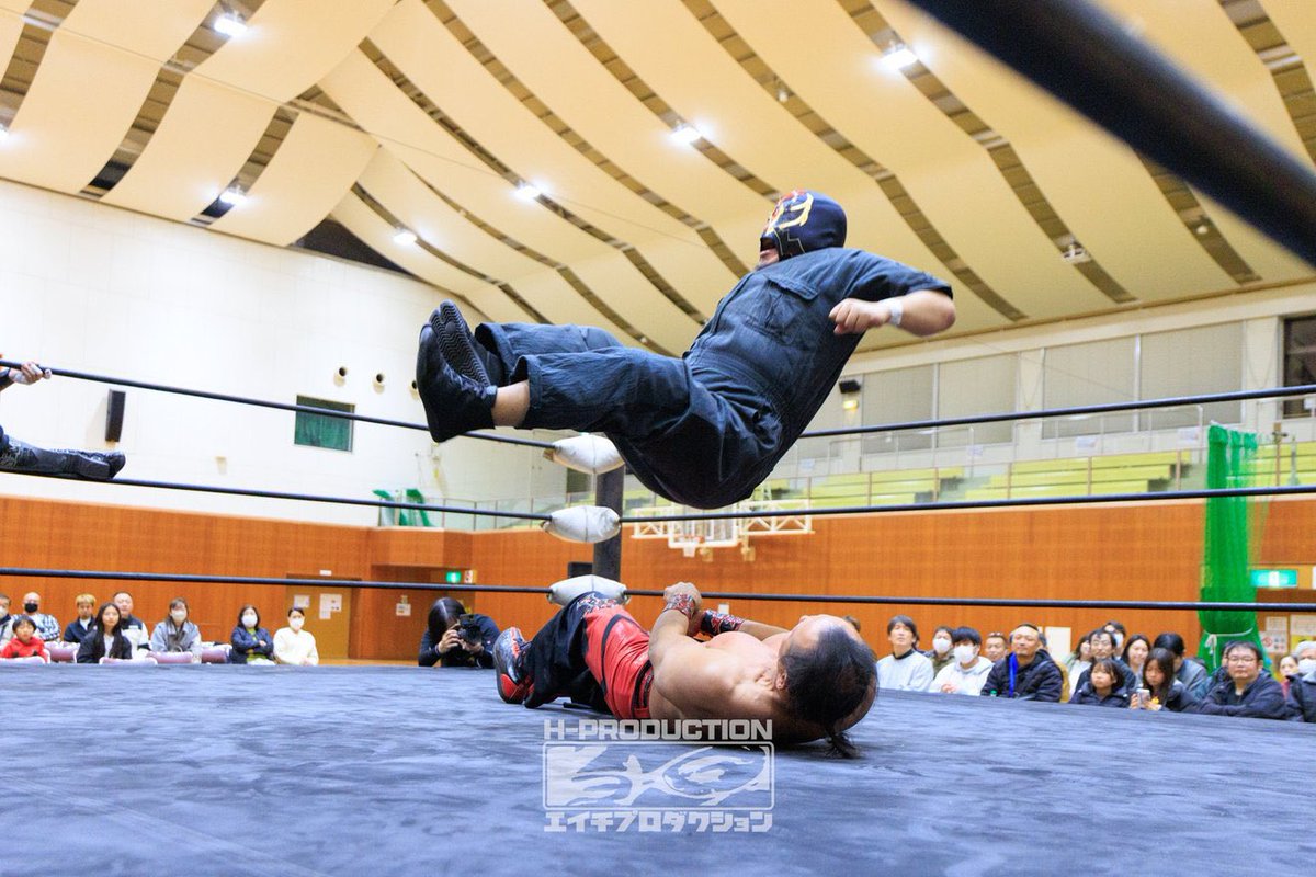 mask_de_clone's tweet photo. 昨日はきみのわプロレスフェスタ！
直前、激辛挑戦で、腹に不調を抱えるマッチョを攻め立てるが
ナギさんに丸め込まれて敗北…
会場近くのスーパー銭湯でさっぱりして忘れ…
今日の試合のポスター貼ってあるなぁ！　思い出すなぁ！！
（マスクドクローン）
#きみのわ #きみのわプロ��スフェスタ #Hプロ https://t.co/rfsa62wKfo