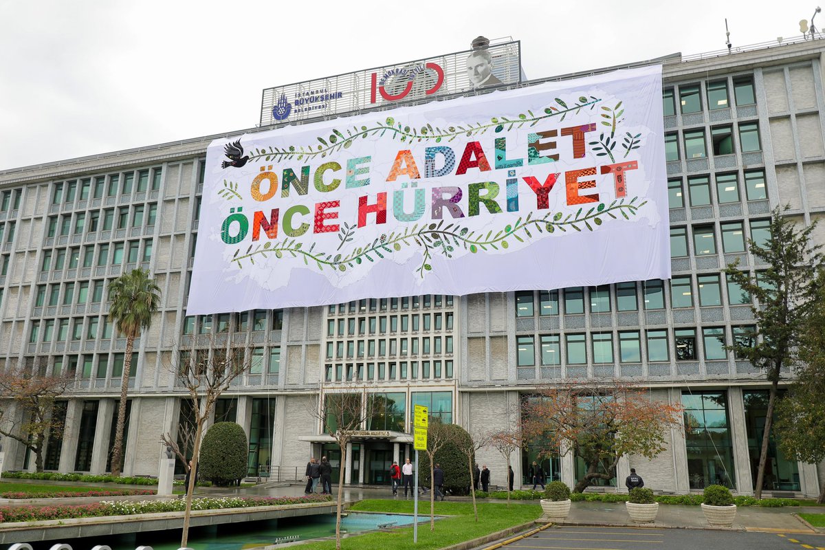 39’uncu Olağan Kurultayımız, parti programımızın da yenilenmesi sonucunda hedeflerimizi tazeleyen ve Türkiye’de değişim iradesini açığa çıkaran güçlü bir buluşmaydı. 

Parti Meclisi’nde yeniden görev almanın heyecanını taşırken, haysiyet mücadelemizi omuzlayan partili tüm