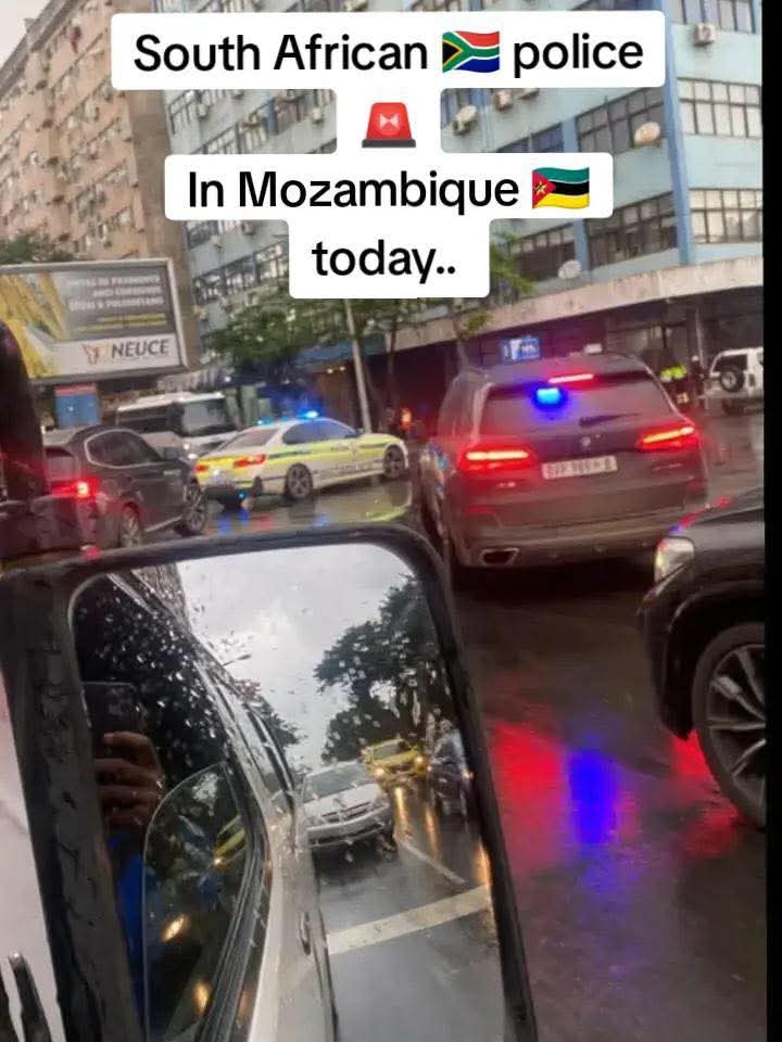Police cars from South Africa were spotted in Mozambique to reclaim cars stolen by Mozambican citizens in South Africa.😡😡🥹