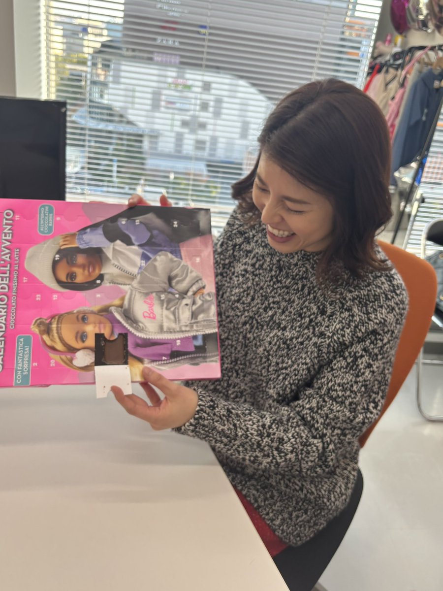 kandaaika55's tweet image. 今日から12月！🎄

#ぽかぽか 放送後、番組スタッフの方にお土産で頂いたバービーのアドベントカレンダーを開封する神田です！📸