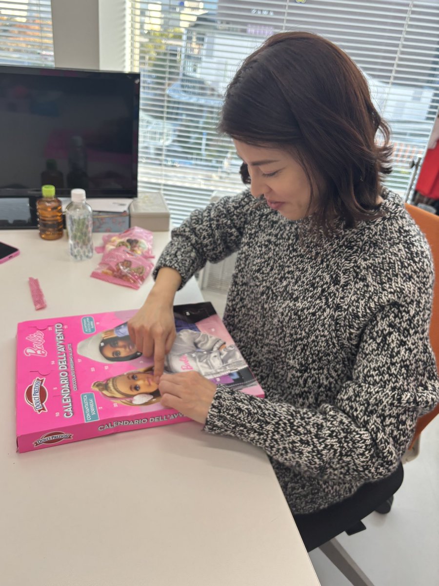 kandaaika55's tweet image. 今日から12月！🎄

#ぽかぽか 放送後、番組スタッフの方にお土産で頂いたバービーのアドベントカレンダーを開封する神田です！📸