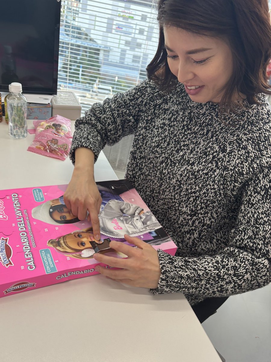 kandaaika55's tweet image. 今日から12月！🎄

#ぽかぽか 放送後、番組スタッフの方にお土産で頂いたバービーのアドベントカレンダーを開封する神田です！📸