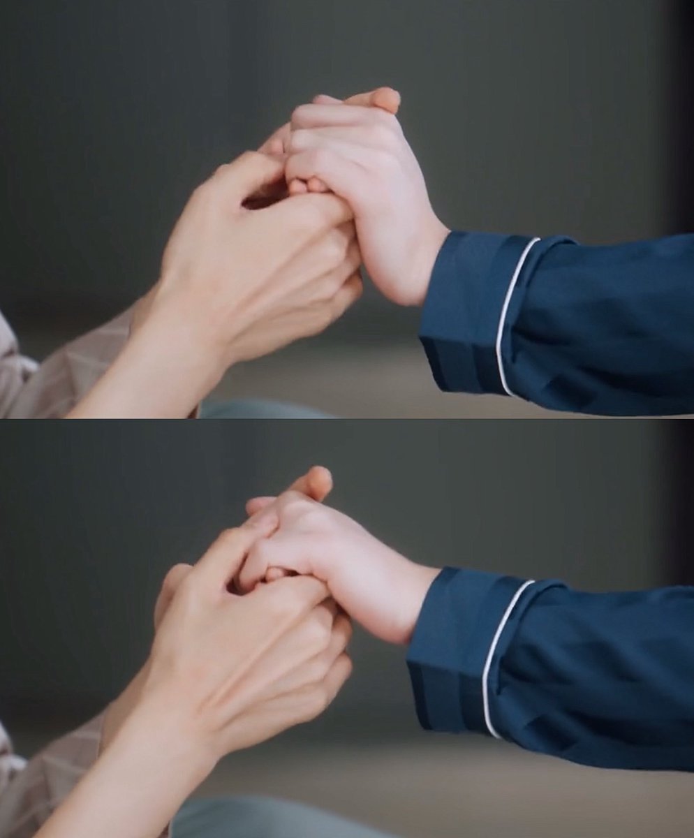 Eqn55's tweet image. Their hands’ difference is my obsession
