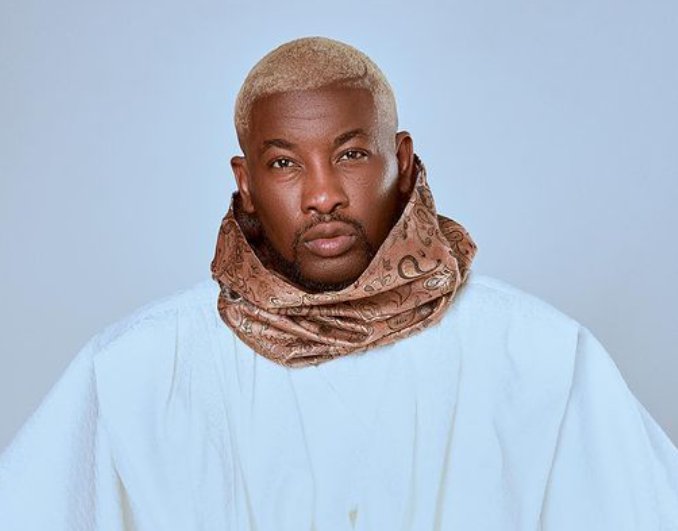 UnkleAyo's tweet image. In a world where men are cursed out for being deadbeats, Dotun has been crying out publicly for  years.

His daughters have been snatched out from his arms &amp;amp; permanently disconnected from him.

Same thing was done to Comedian Buchi.

No father deserves to go through this. None.