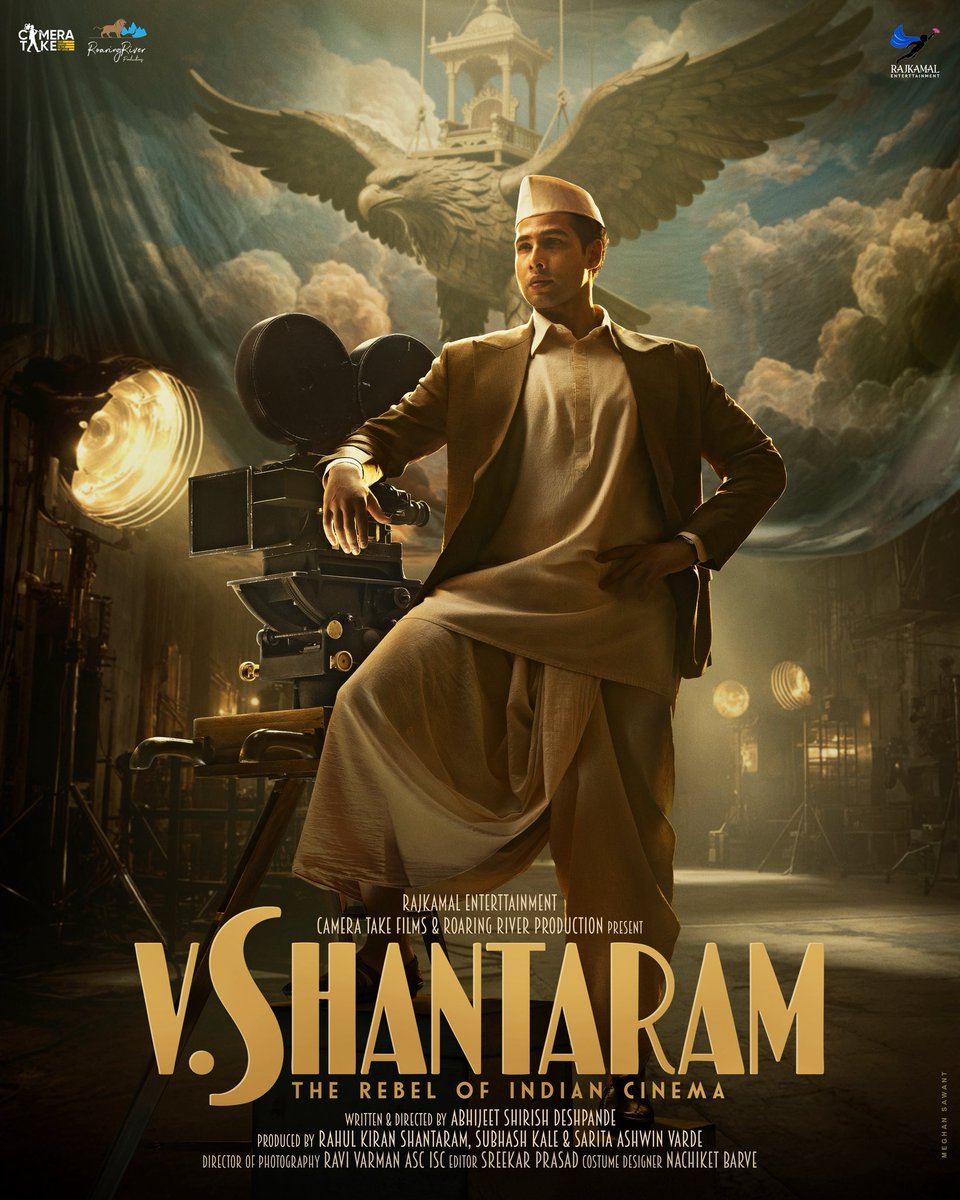 marathi_cine's tweet photo. The mind behind Marathi classics like #DeDhakka, #Natsamrat #AniKashinathGhanekar makes his Hindi directorial debut with a visionary tribute.
#AbhijeetDeshpande brings the story of #VShantaram - a pillar of Marathi cinema, a force who helped shape Indian cinema itself.
Here is the first look of #SiddhantChaturvedi as #VShantaram - The Rebel of Indian Cinema.
@unbollywood