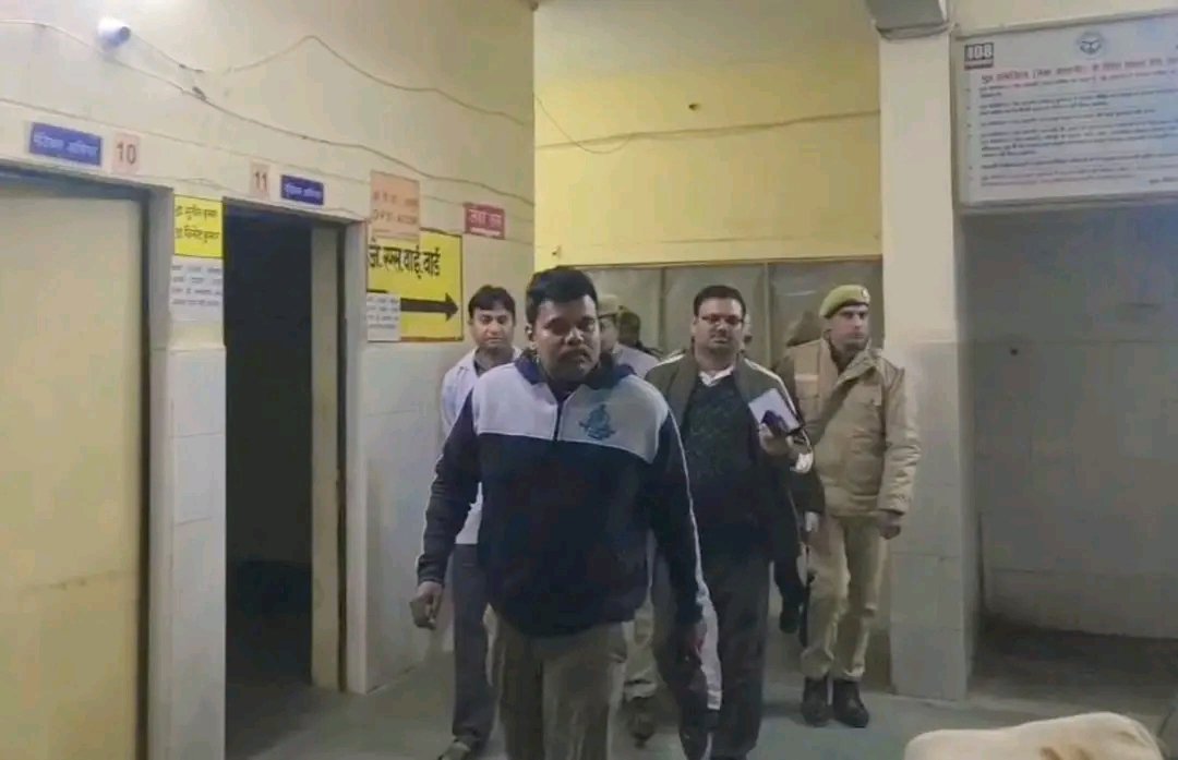 SandeepV63738's tweet image. #DmSitapur ने अचानक परसेण्डी #CHC पहुंचकर दिखा दिया कि प्रशासन को चलता दिखना भी चाहिए,सिर्फ सुनाई नहीं देना चाहिए!रात12बजे का निरीक्षण सिर्फ औपचारिकता नहीं यह संदेश है कि सीतापुर में लापरवाही की कोई जगह नहीं!ऐसा नेतृत्व हर जिले को नहीं मिलता ये हैंईमानदारी और कर्तव्य का असलीचेहरा