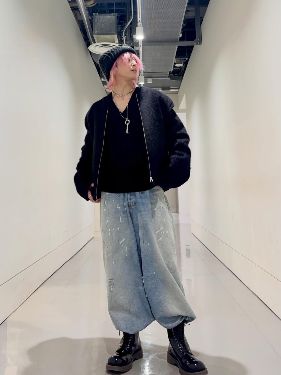 sak_sakuma_info's tweet image. #冬服 ❄️

12月に入り、
佐久間大介くんの最新冬コーデが到着⛄️

つや感が可愛いブーツと上品アウター、
そして黒＆グレーのVネックニットを色違いでゲットしたようです🧶

冬の私服もますます楽しみに。

#佐久間大介
#佐久間の私服