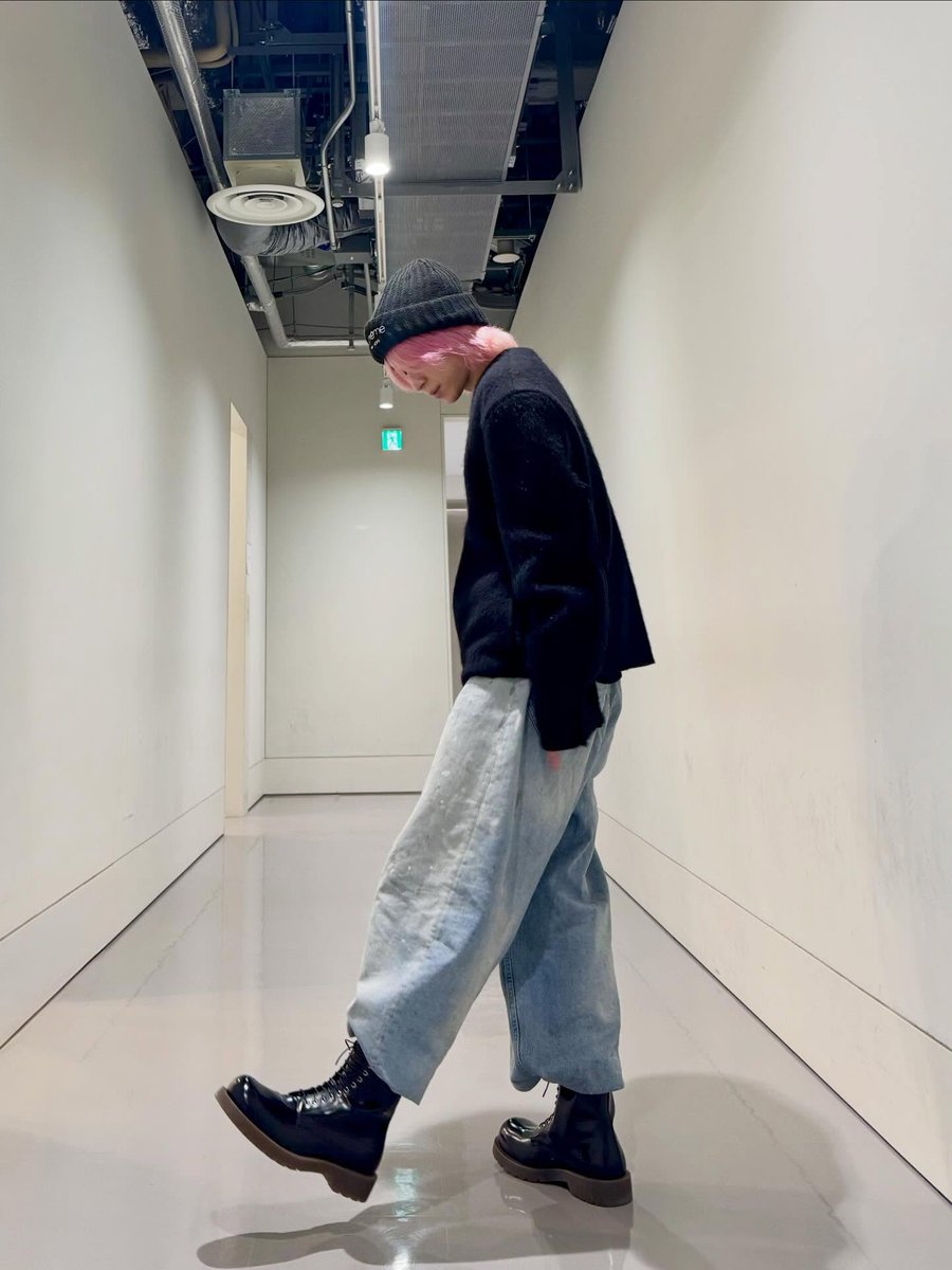 sak_sakuma_info's tweet image. #冬服 ❄️

12月に入り、
佐久間大介くんの最新冬コーデが到着⛄️

つや感が可愛いブーツと上品アウター、
そして黒＆グレーのVネックニットを色違いでゲットしたようです🧶

冬の私服もますます楽しみに。

#佐久間大介
#佐久間の私服