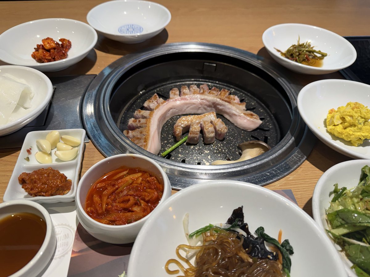 혼자서 어디 가지도 못하고 식당에 들어가서 혼밥도 못하는 내가 혼자서 바쁜 점심 시간에 고깃집 가서 삼겹살을 먹고옴