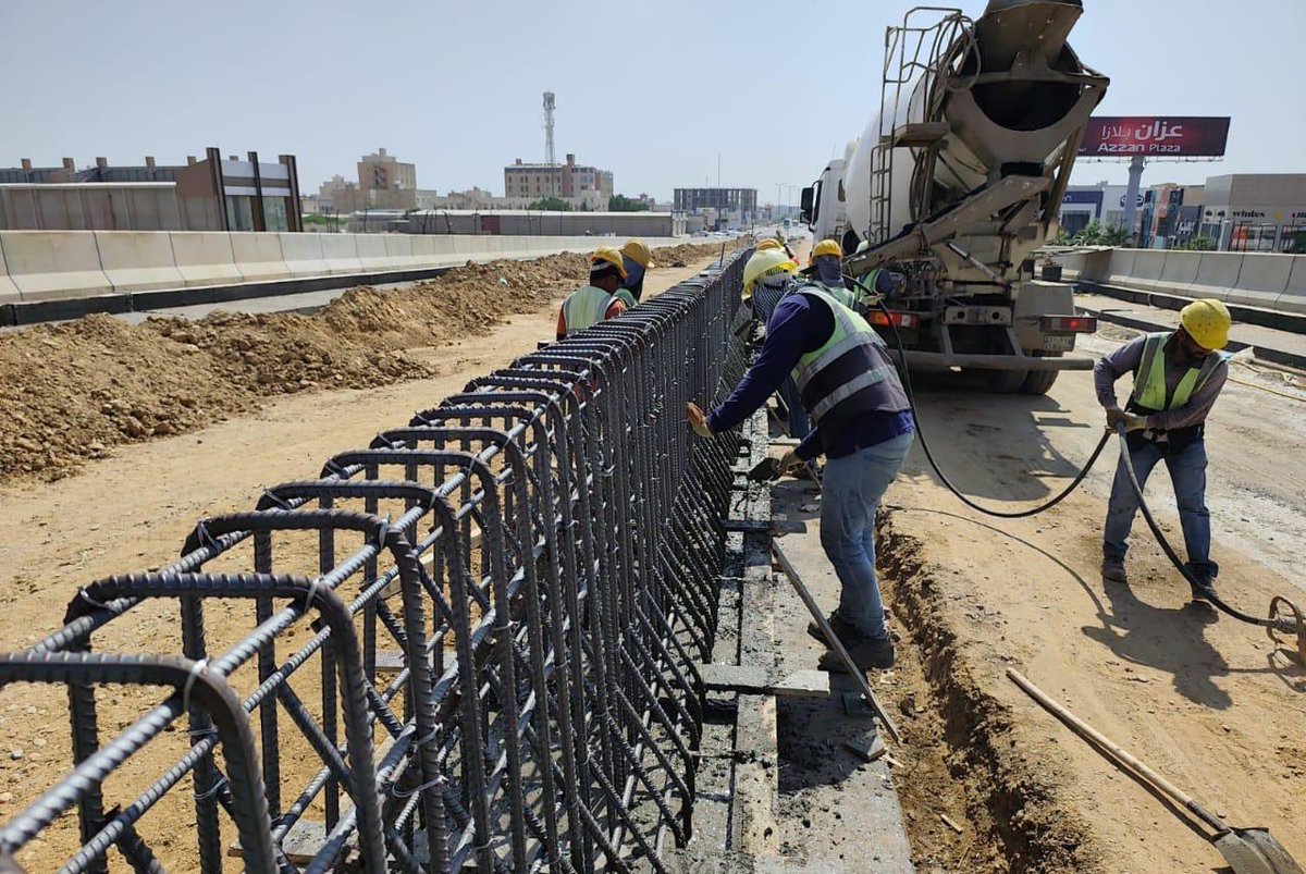 sabya_city's tweet photo. تتواصل أعمال كوبري #صبيا بوتيرة متقدمة تشمل استكمال أعمال الخرسانة للجسور وتهيئة مسارات التحويلات المرورية لضمان انسيابية الحركة أثناء التنفيذ.

وبالتوازي، تعمل #بلدية_صبيا على تنفيذ مشاريع خدمية مرتبطة بالبنية التحتية كتحسين شبكات التصريف ورفع كفاءة الطرق المجاورة. https://t.co/Vl2S4jmKje