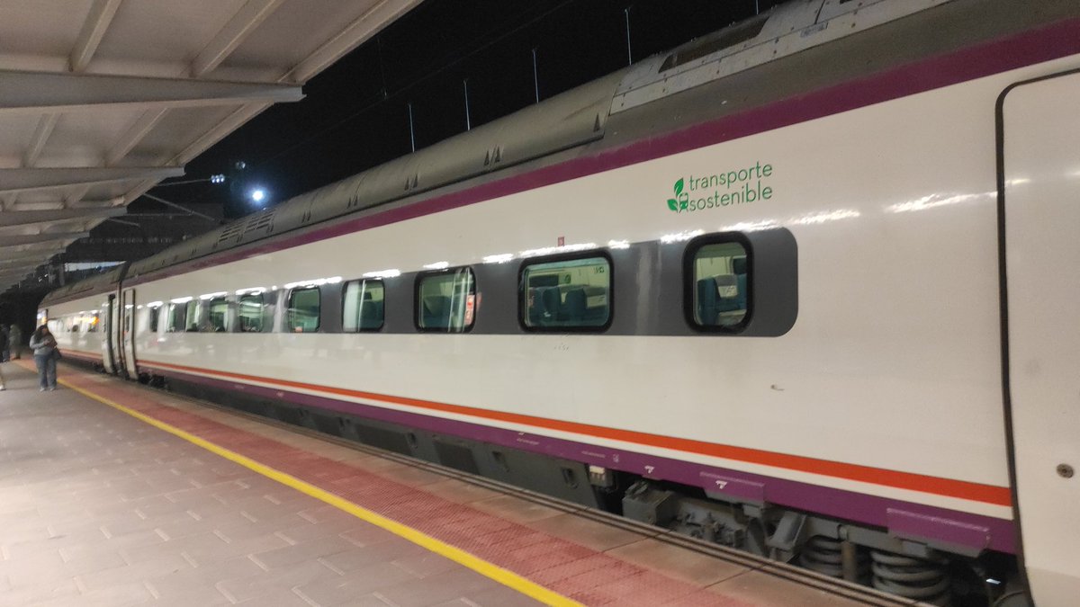 Buenos días. 
En Cuenca empezamos diciembre con el tren de las 6:11 sin arrancar. Buen comienzo de mes <a href="/Inforenfe/">InfoRenfe</a>