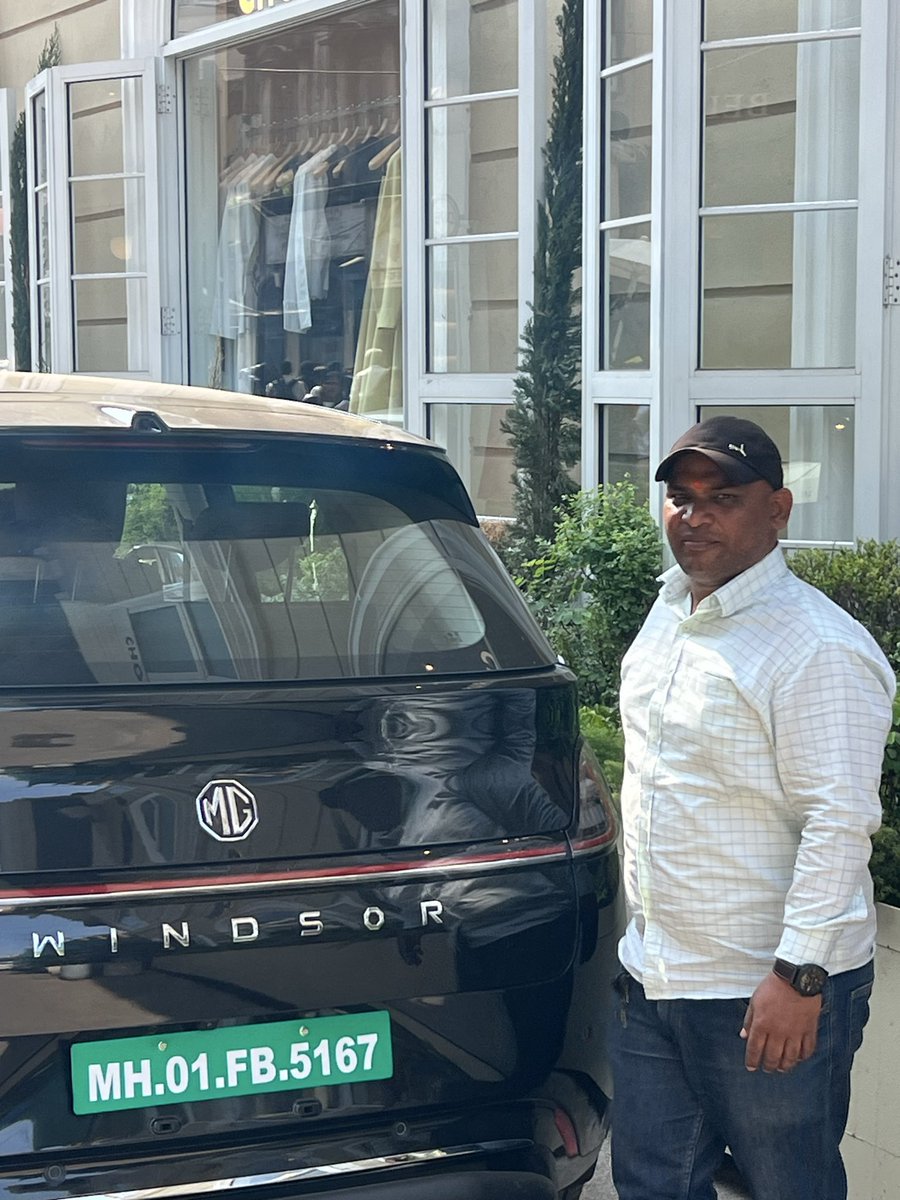 itsbhu's tweet photo. @MTPHereToHelp These two security men have taken onus to stop us from parking. However regular citizens are not allowed. We have an office in next building. @MTPHereToHelp please allow everyone to park or no one to park. You can see two cars parked by the shop owner. https://t.co/z3QNenGfLu