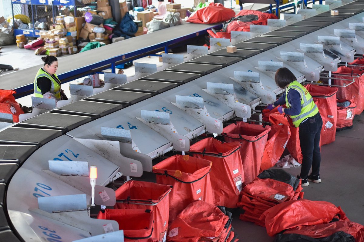 ChinaDaily's tweet image. #China&apos;s #parcel #delivery sector achieved a significant milestone this year, handling a record 180 billion shipments as of Sunday. bit.ly/3Xr9MOU