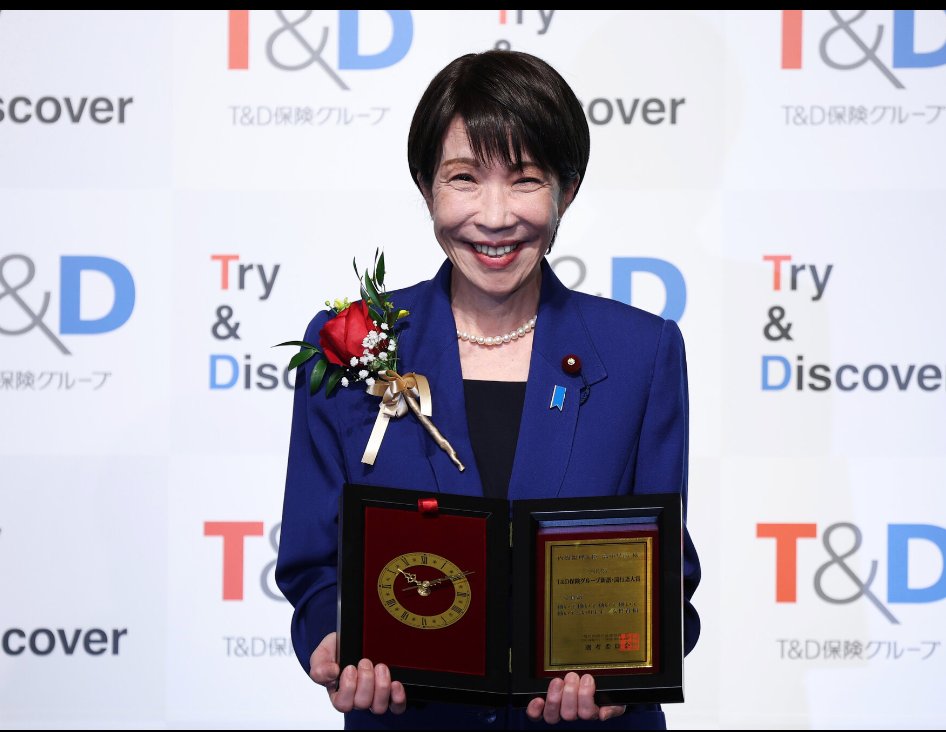 pen_pen2020's tweet image. 働いて働いて働いて働いていた人達のビジネスを潰して何千億の損害だした首相が、流行語大賞に選ばれて、この笑顔。
グロ過ぎて吐きそう。
マトモな感性の持ち主なら、恥ずかしくてとても受け取れないだろうに。
最悪の首相、最悪の流行語、最悪の忖度。