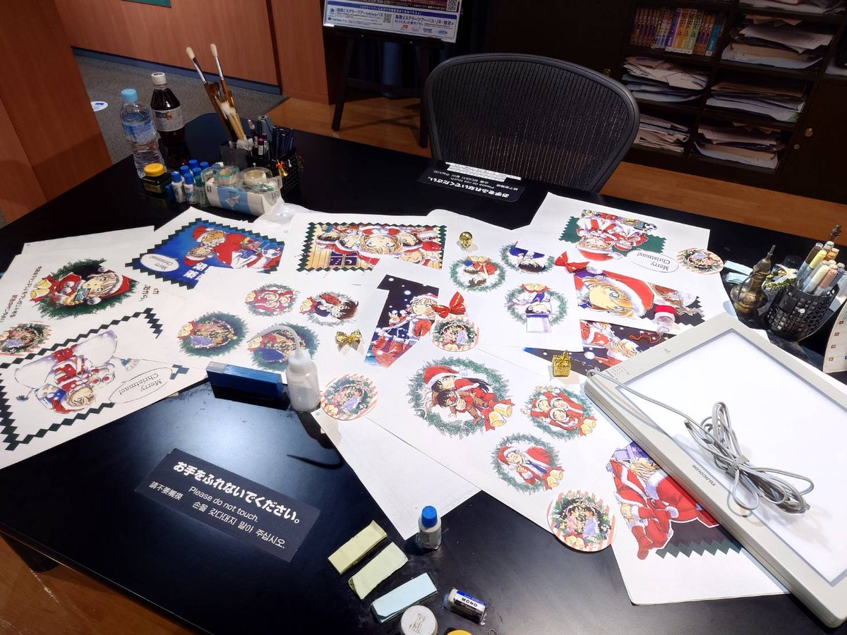 当館には青山先生の仕事部屋が再現されたコーナーがあり、机の上に複製原画などが展示してあります🎄
今回はクリスマスに合わせて複製原画を入れ替えました🎅✨
来館の際はチェックしてみてくださいね♪