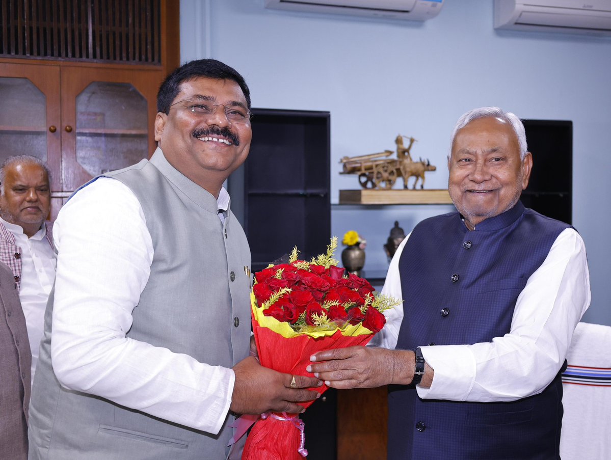 JDUUmeshSingh's tweet image. बिहार विधानसभा सत्र के प्रथम दिन आज सदन में अभिभावक स्वरूप, हमारे मार्गदर्शक माननीय मुख्यमंत्री श्री @NitishKumar जी एंव माननीय उप-मुख्यमंत्री श्री @samrat4bjp जी से आत्मीय भेंट कर बधाई एवं शुभकामनाएँ दीं।