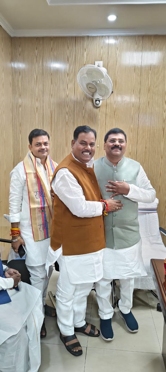 JDUUmeshSingh's tweet image. बिहार विधानसभा सत्र के प्रथम दिन आज सदन में अभिभावक स्वरूप, हमारे मार्गदर्शक माननीय मुख्यमंत्री श्री @NitishKumar जी एंव माननीय उप-मुख्यमंत्री श्री @samrat4bjp जी से आत्मीय भेंट कर बधाई एवं शुभकामनाएँ दीं।