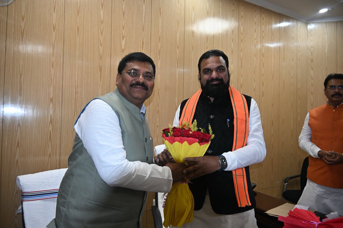 JDUUmeshSingh's tweet image. बिहार विधानसभा सत्र के प्रथम दिन आज सदन में अभिभावक स्वरूप, हमारे मार्गदर्शक माननीय मुख्यमंत्री श्री @NitishKumar जी एंव माननीय उप-मुख्यमंत्री श्री @samrat4bjp जी से आत्मीय भेंट कर बधाई एवं शुभकामनाएँ दीं।