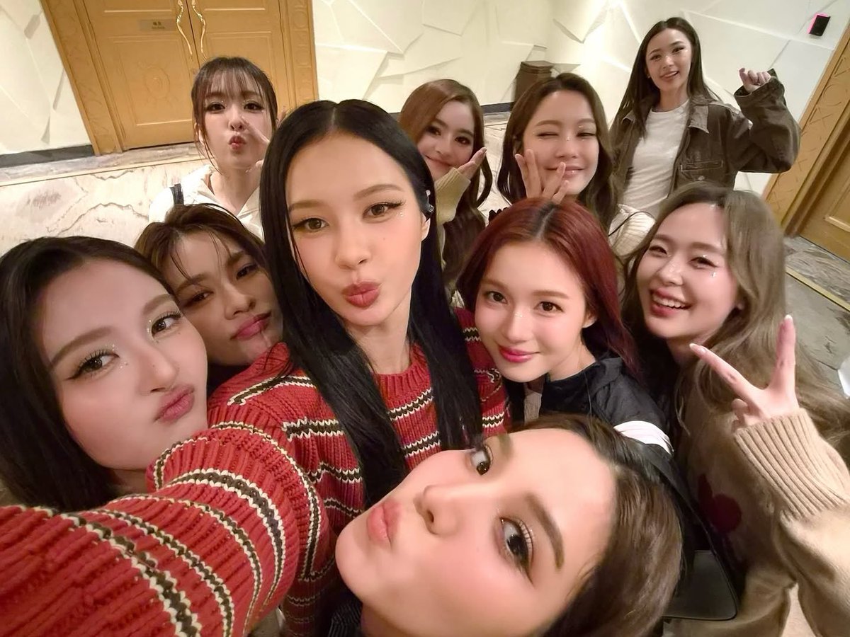 I don’t understand fanwar, yall just wanna hate. These girls are literally a family