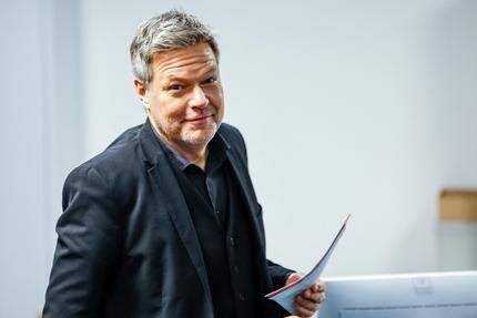 HeyImJanni's tweet image. Auf arabisch heißt Habeck: KOMPETENT

Auf chinesisch heißt Habeck: LIEBEVOLL

Auf Afrikaans heißt Habeck: GEKONNT

Auf Yoruba heißt Habeck: PROFESSIONELL

Auf Latein heißt Habeck: FÄHIG

Robert Habeck ist ein Held