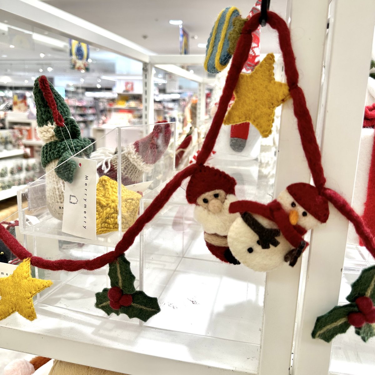 LOFT_OOMIYA's tweet photo. 暖かみがあってかわいい🧶
#Merimeri のクリスマスアイテム🎄
手のひらサイズのスノーマンや冬支度の動物たちは、お部屋のちょっとしたスペースに飾ればシーズンムードが高まります⛄️
大きめ靴下には、プレゼントを入れて贈りたいですね😍🎁 https://t.co/nzgZd9NXTp