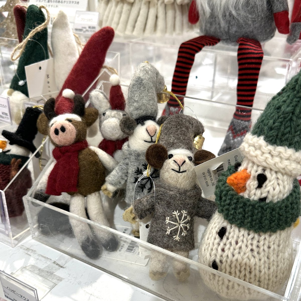 LOFT_OOMIYA's tweet photo. 暖かみがあってかわいい🧶
#Merimeri のクリスマスアイテム🎄
手のひらサイズのスノーマンや冬支度の動物たちは、お部屋のちょっとしたスペースに飾ればシーズンムードが高まります⛄️
大きめ靴下には、プレゼントを入れて贈りたいですね😍🎁 https://t.co/nzgZd9NXTp