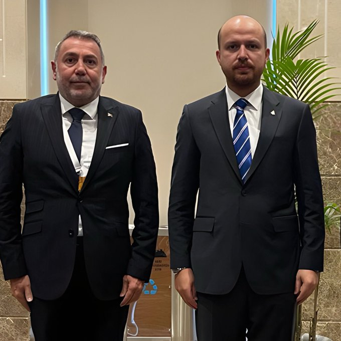 etkilihaberyeni's tweet image. Bellona CEO’su Alpaslan Baki Ertekin:

“Neden bir holdingi aileden birine bırakmak normal karşılanırken, siyaseti aileden birine bırakmak anormal karşılanıyor?”