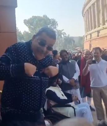 TheSquind's tweet image. This is how Congress mocked Dhankar.

So they should be the last one to even say a bit about the same.